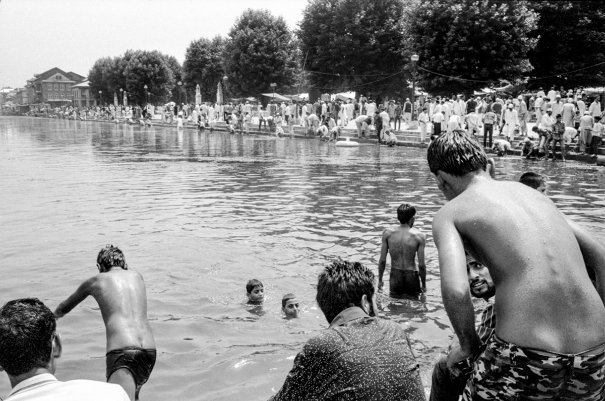     Nathaniel Brunt, A group of boys bathe in the waters of Dal Lake on a hot summer day in Kashmir’s summer capital Srinagar, 2015. © Nathaniel Brunt/Alexia Foundation

