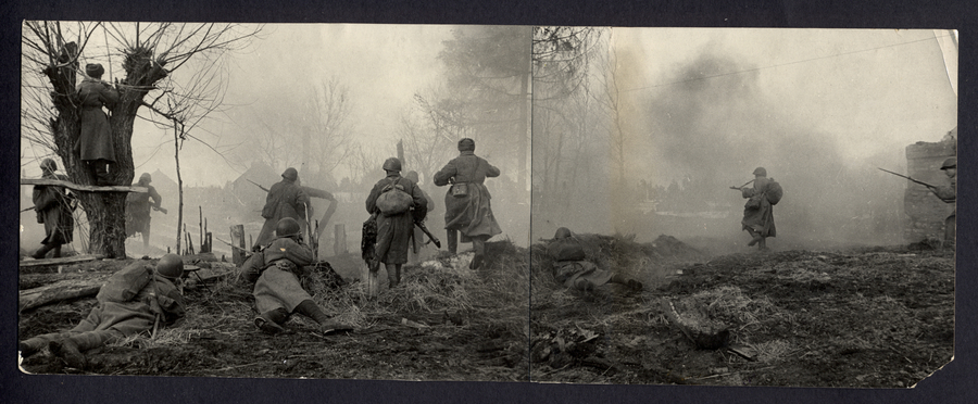 Unidentified photographer, [Red Army soldiers in combat on the Western front], 1942. Courtesy of the MacLaren Art Centre, Barrie, Ontario